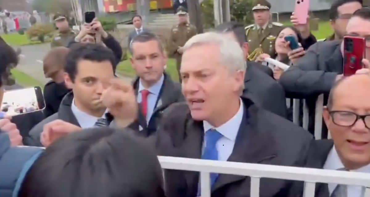 Discusión de Kast en Villarrica durante actividad pública junto a una madre y su hijo