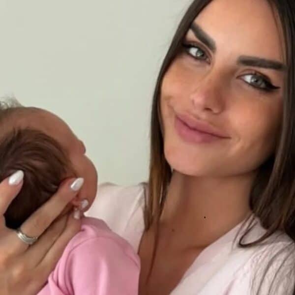 Emilia Dides muestra a su hija Mía, fruto de su relación con Sammis Reyes