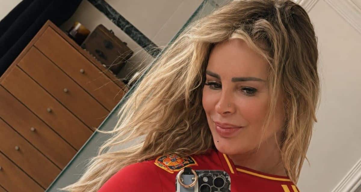 Eva Gómez posa con la camiseta de España para celebrar el avance de la selección en el Mundial