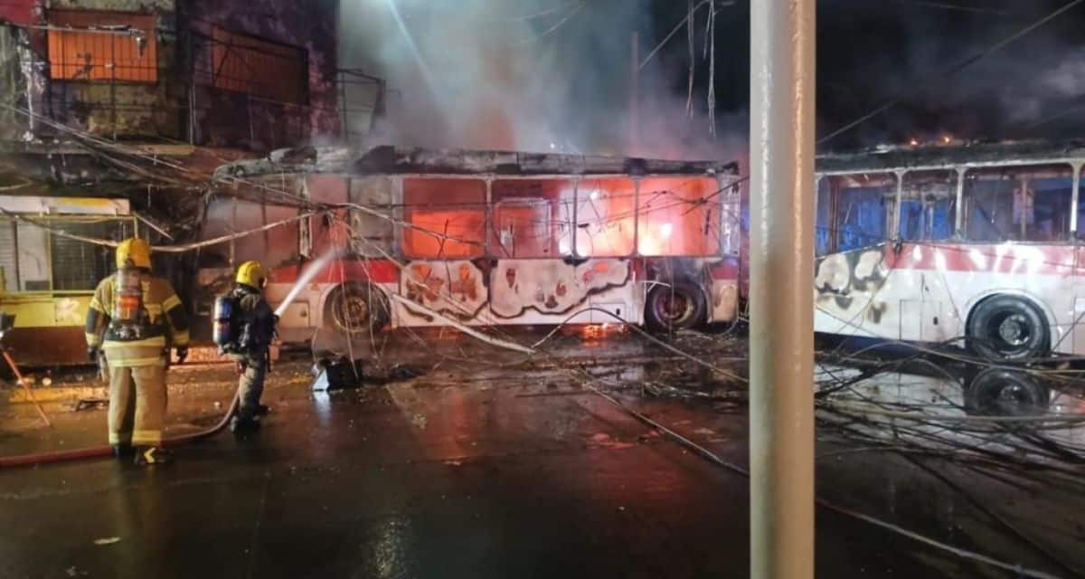 Equipos de emergencia trabajan tras choque con bus RED investigado por la Fiscalía en Santiago