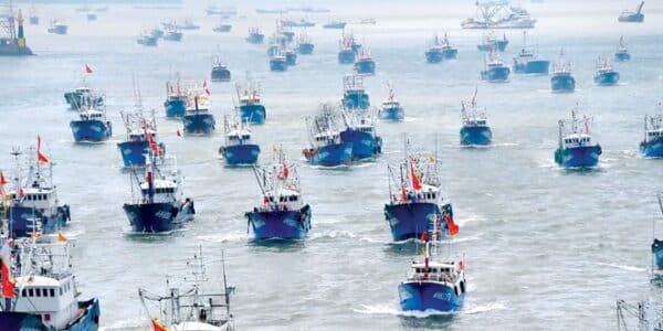 Flota pesquera china de 370 embarcaciones monitoreada por la Armada cerca de la zona económica exclusiva de Chile