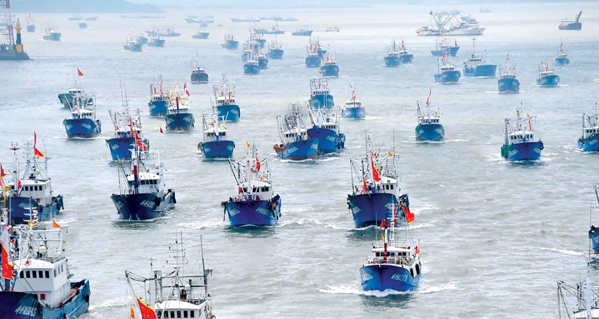 Flota pesquera china de 370 embarcaciones monitoreada por la Armada cerca de la zona económica exclusiva de Chile