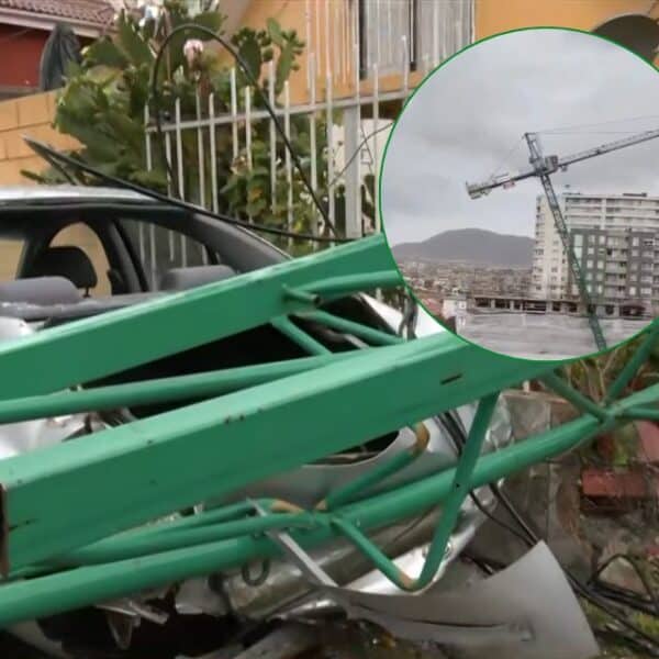 Grúa en Coquimbo caída sobre una vivienda del sector Sindempart tras fuertes vientos
