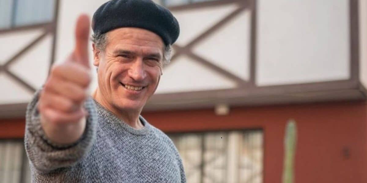 Julio Milostich prepara empanadas en su emprendimiento gastronómico La Querencia