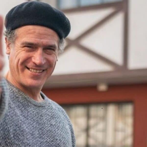 Julio Milostich prepara empanadas en su emprendimiento gastronómico La Querencia