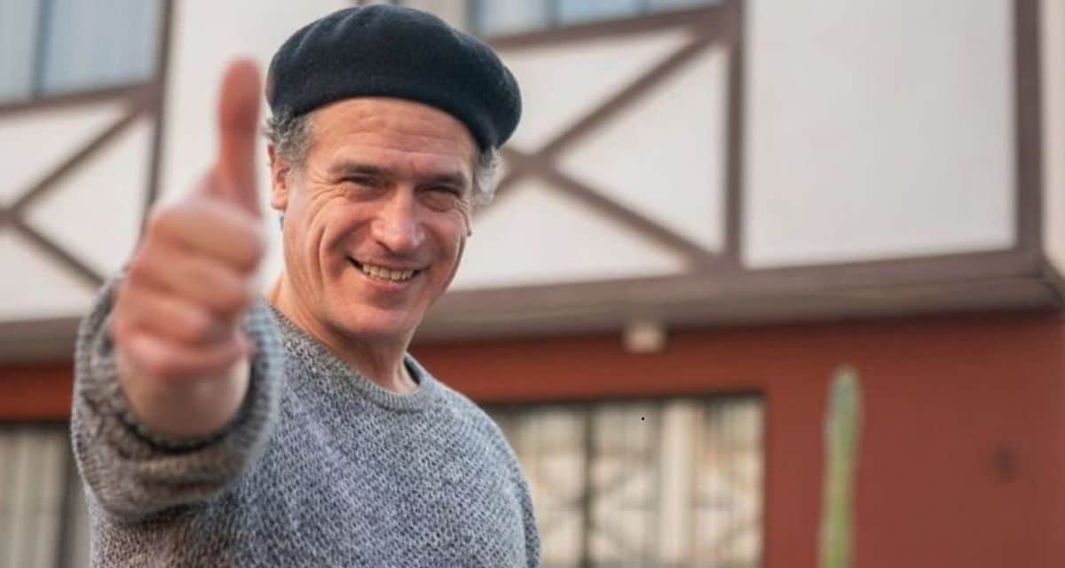 Julio Milostich prepara empanadas en su emprendimiento gastronómico La Querencia