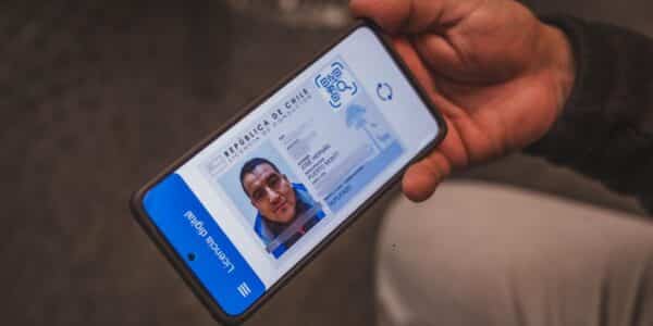 Licencia de conducir digital disponible en teléfonos celulares para conductores de Chile