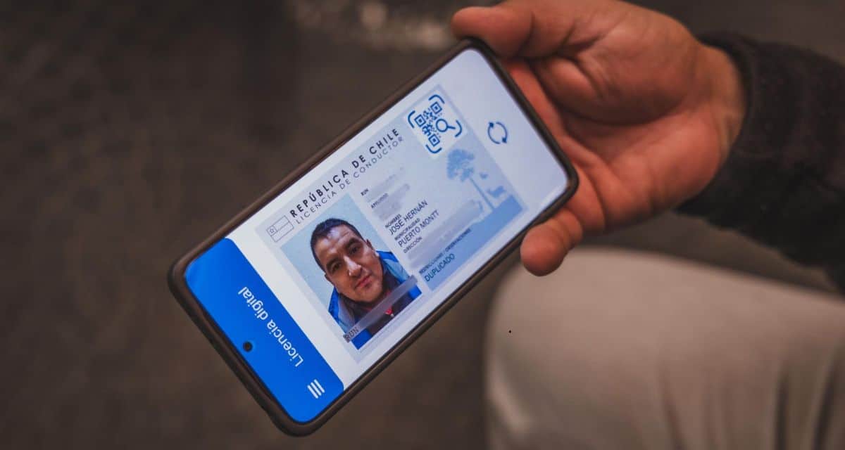 Licencia de conducir digital disponible en teléfonos celulares para conductores de Chile