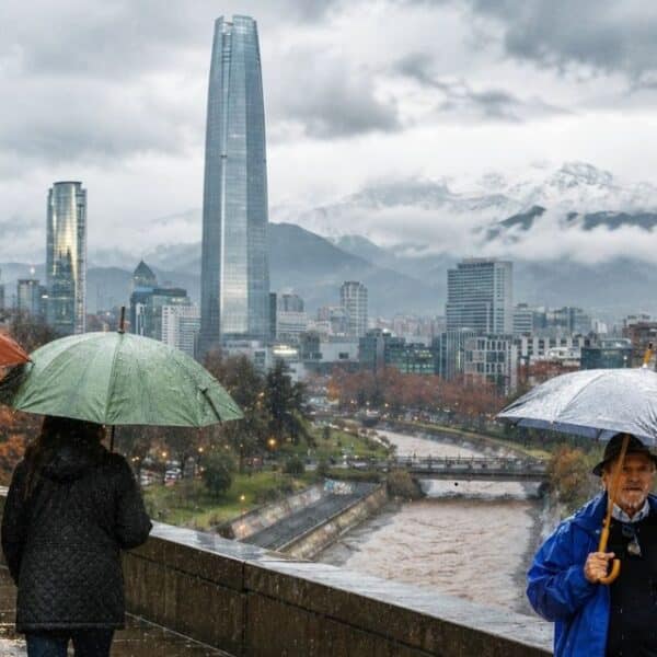 Lluvias en Santiago y fuertes vientos durante el momento más crítico del sistema frontal