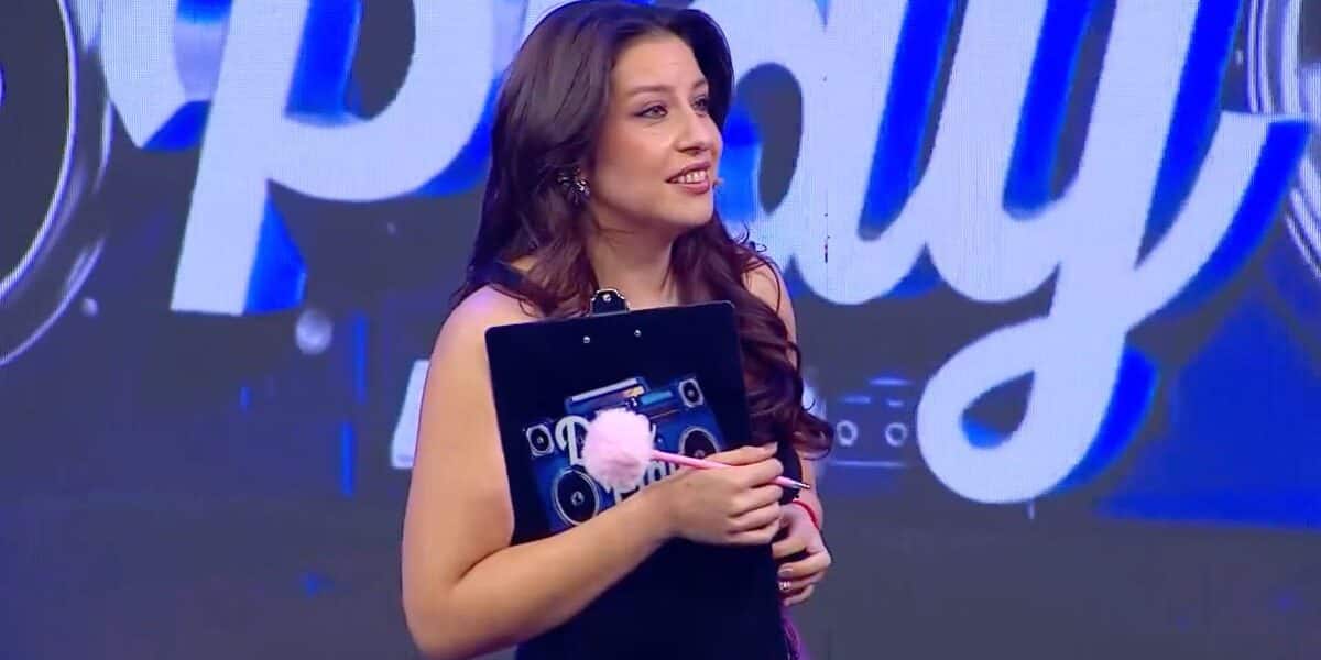 Luciana Echeverría y Mauricio Jürgensen protagonizan romántico beso ante María José Quintanilla