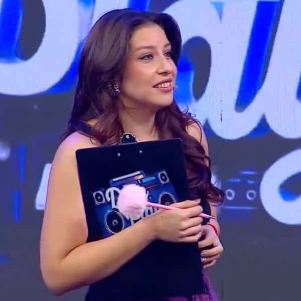 Luciana Echeverría y Mauricio Jürgensen protagonizan romántico beso ante María José Quintanilla