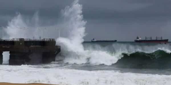 Marejadas en Valparaíso con olas de hasta cinco metros en el sector de Muelle Barón