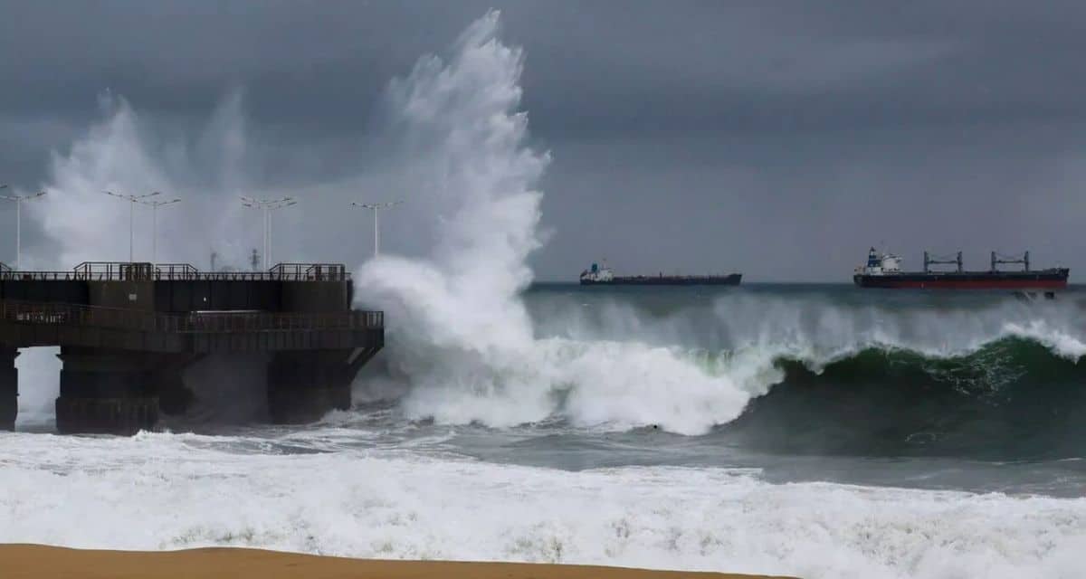 Marejadas en Valparaíso con olas de hasta cinco metros en el sector de Muelle Barón