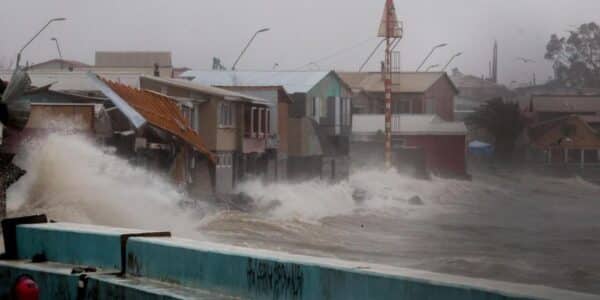 Meteotsunami en Penco provoca graves daños en viviendas del sector Cerro Verde durante el sistema frontal