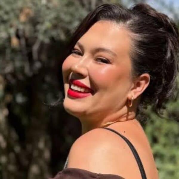 Michelle Carvalho posa en una playa de Búzios junto a su madre Jack Carvalho y sorprende por su parecido