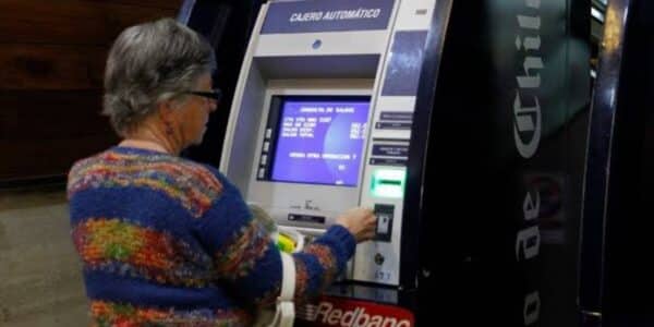 Adultos mayores consultan los requisitos para recibir el monto máximo de la PGU de $250.275