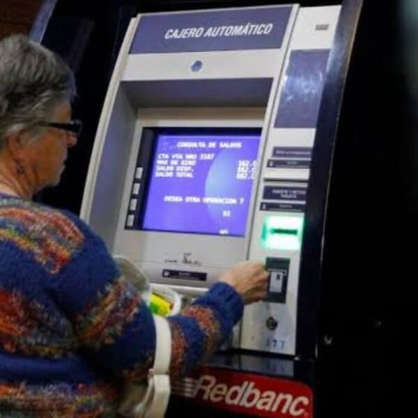 Adultos mayores consultan los requisitos para recibir el monto máximo de la PGU de $250.275