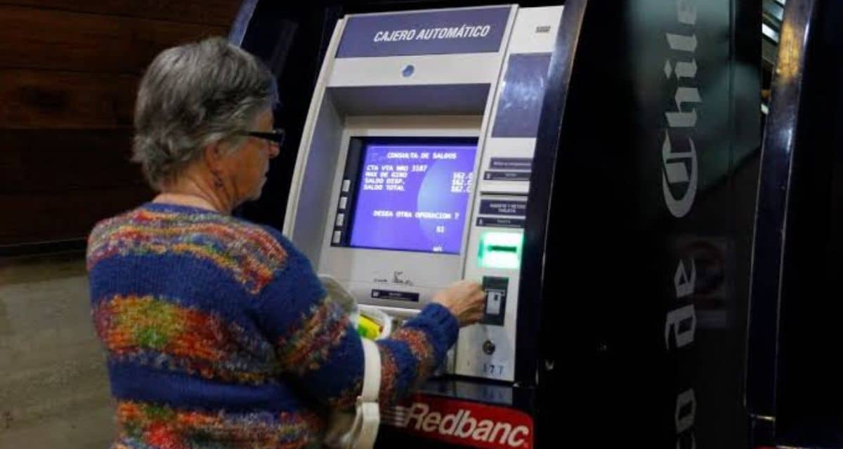 Adultos mayores consultan los requisitos para recibir el monto máximo de la PGU de $250.275