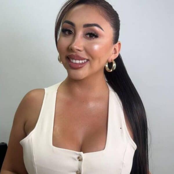 Naya Fácil posa junto a su nuevo galán durante viaje a Chillán