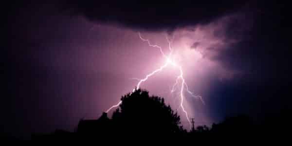 Nuevo sistema frontal avanza con lluvias, fuertes vientos y tormentas eléctricas sobre distintas regiones de Chile