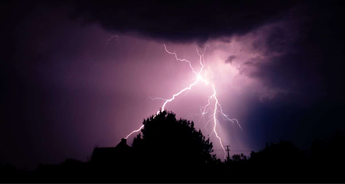 Nuevo sistema frontal avanza con lluvias, fuertes vientos y tormentas eléctricas sobre distintas regiones de Chile