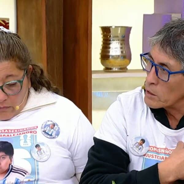 Padre de Alejandro Águila abre en vivo el último regalo que recibió por el Día del Padre