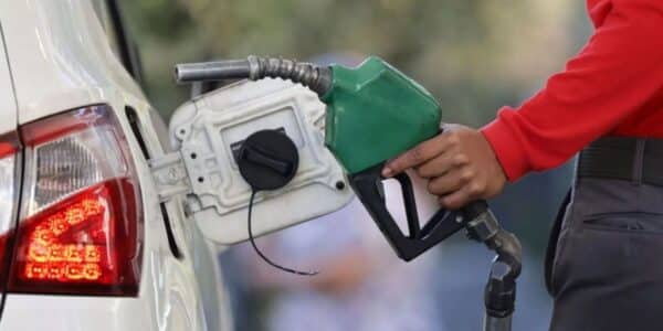 Precio de las bencinas aumenta en Chile y expertos proyectan otra posible alza durante agosto