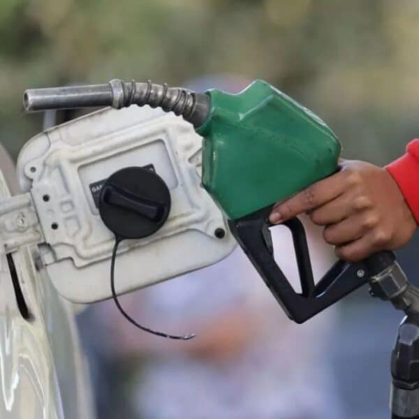 Precio de las bencinas aumenta en Chile y expertos proyectan otra posible alza durante agosto