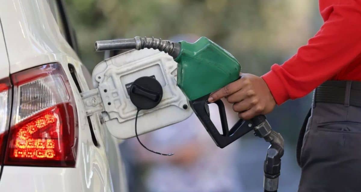 Precio de las bencinas aumenta en Chile y expertos proyectan otra posible alza durante agosto