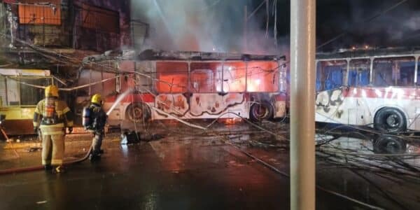 Manuel relata el rescate del conductor de un bus RED durante el fatal choque en Barrio Franklin
