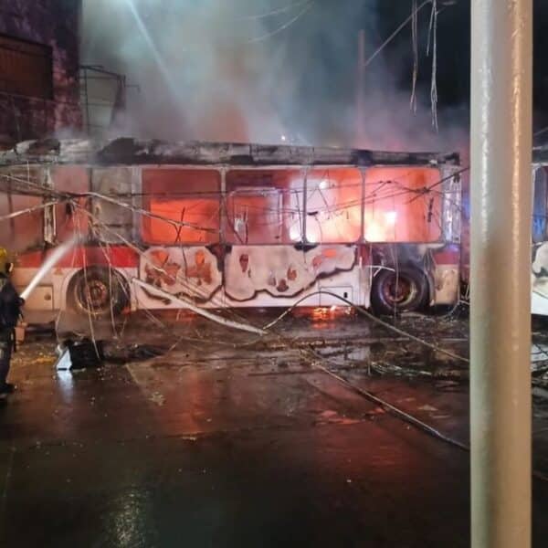 Manuel relata el rescate del conductor de un bus RED durante el fatal choque en Barrio Franklin