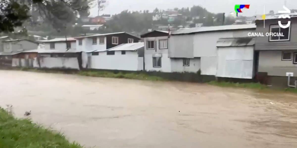 Río Curanilahue crecido arrastra restos de estructuras tras las fuertes lluvias en la Región del Biobío