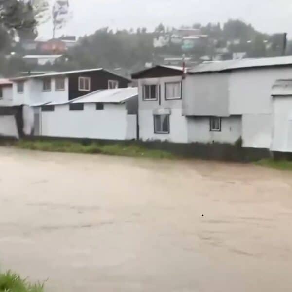 Río Curanilahue crecido arrastra restos de estructuras tras las fuertes lluvias en la Región del Biobío