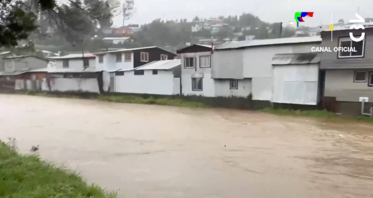 Río Curanilahue crecido arrastra restos de estructuras tras las fuertes lluvias en la Región del Biobío