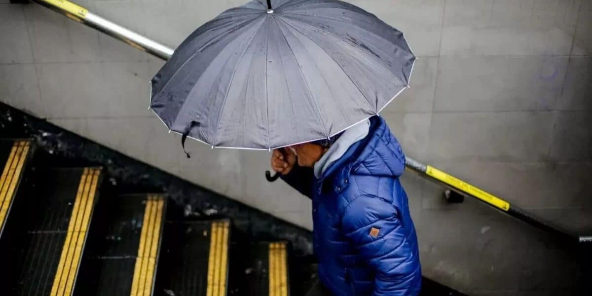 Sistema frontal en Chile avanza con fuertes lluvias y ráfagas cercanas a 100 km/h en el centro-sur