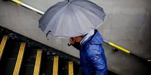 Sistema frontal en Chile avanza con fuertes lluvias y ráfagas cercanas a 100 km/h en el centro-sur
