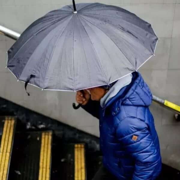 Sistema frontal en Chile avanza con fuertes lluvias y ráfagas cercanas a 100 km/h en el centro-sur