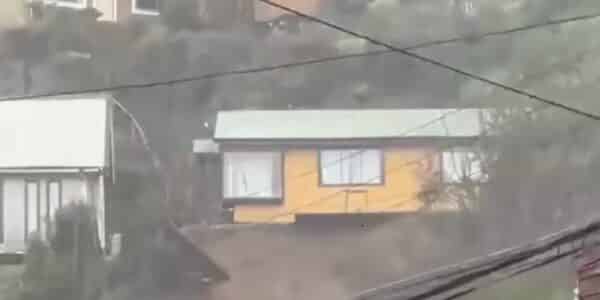 Temporal en Corral provoca remociones en masa y deja viviendas al borde del colapso en el sector El Boldo