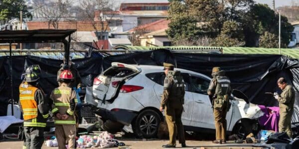 Equipos de emergencia trabajan tras la tragedia en Viña del Mar que provocó la muerte de seis personas