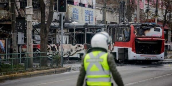 Registro del choque en Franklin que dejó una camioneta destruida tras impactar con un bus RED