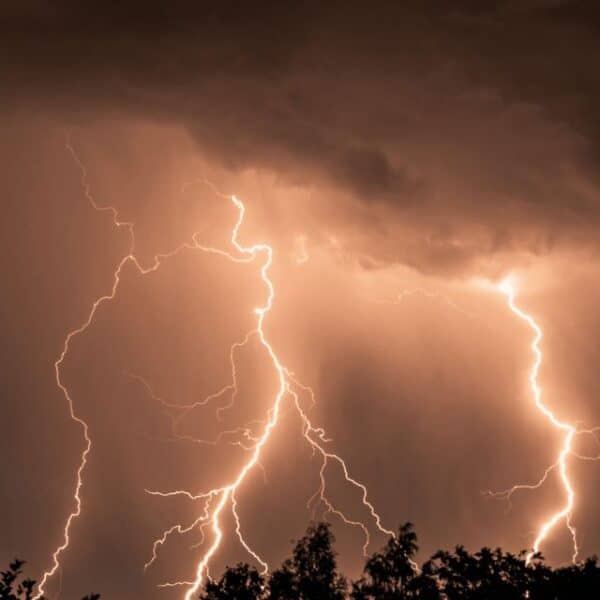 Aviso por tormentas eléctricas emitido para sectores de las regiones de Los Lagos y Aysén