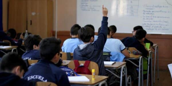 Bonos para escolares que las familias pueden recibir sin postulación durante agosto de 2026