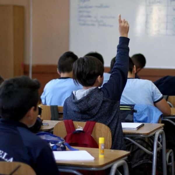 Bonos para escolares que las familias pueden recibir sin postulación durante agosto de 2026