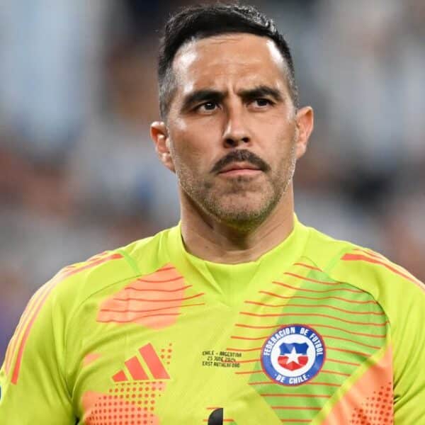 Claudio Bravo confiesa su deseo de aportar a la Roja ante un eventual arribo de Manuel Pellegrini