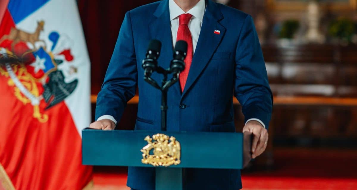Funcionarios que ganan igual o más que Kast durante junio en diez superintendencias de Chile