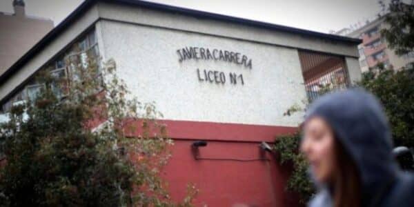 Liceo 1 Javiera Carrera suspende clases este viernes tras grave accidente que afectó a una estudiante