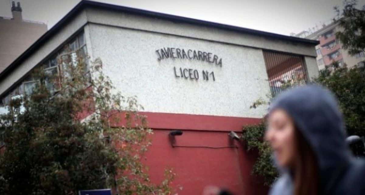 Liceo 1 Javiera Carrera suspende clases este viernes tras grave accidente que afectó a una estudiante