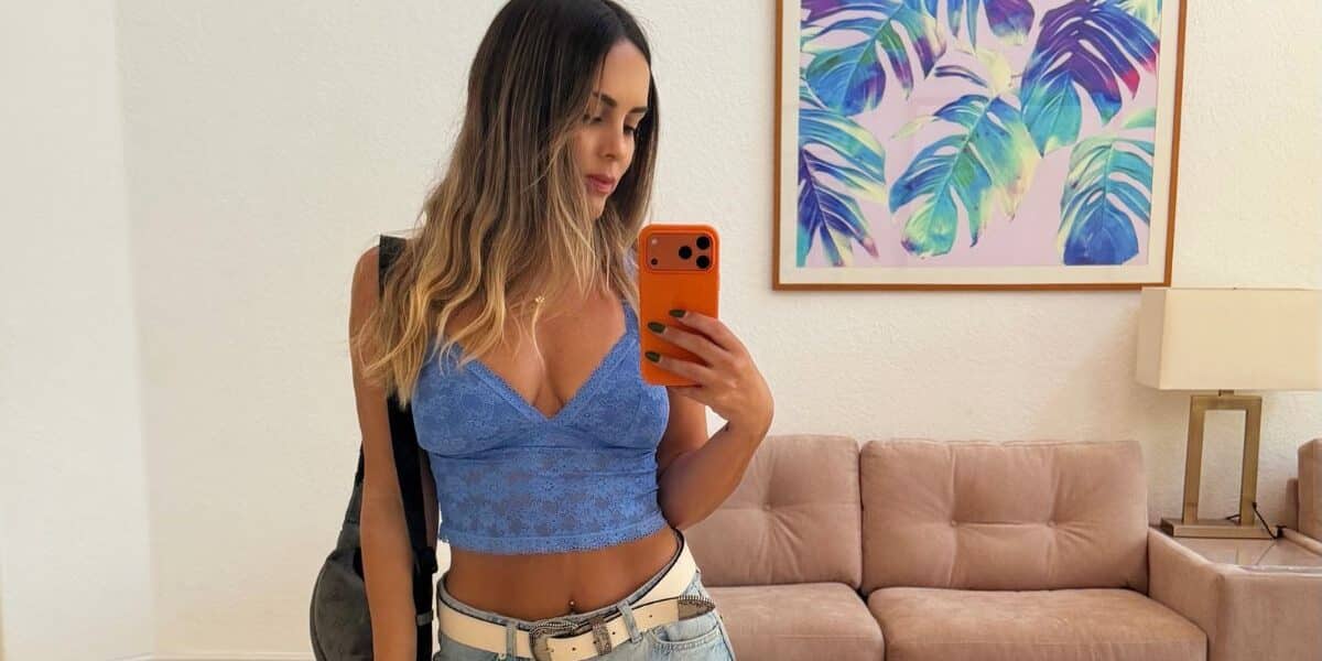 Maura Rivera posa en bikini y comparte fotografías familiares desde una playa
