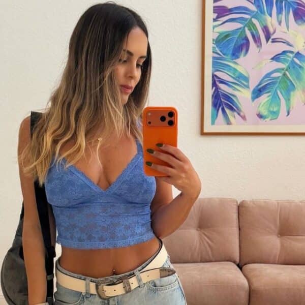 Maura Rivera posa en bikini y comparte fotografías familiares desde una playa