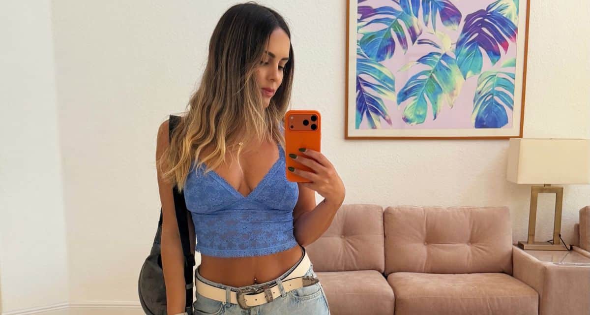 Maura Rivera posa en bikini y comparte fotografías familiares desde una playa